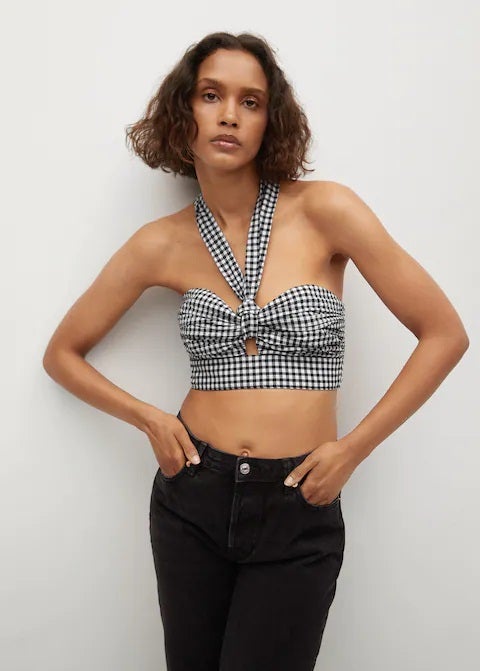 Top corto cruzado vichy con escote corazón y cierre de lazada ajustable en el cuello. (19,99 euros).