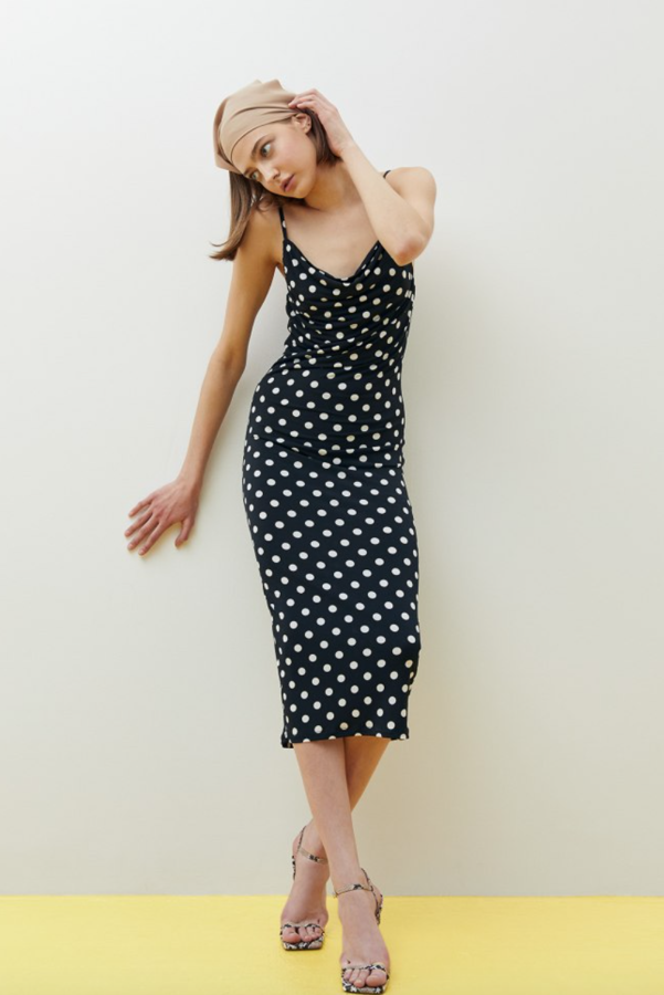 Podría llevarlo Monica Bellucci perfectamente, si es que no lo ha hecho ya. Se trata de un vestido lencero con falda tubo y un estampado de lunares increíblemente sexy (29,99 euros).