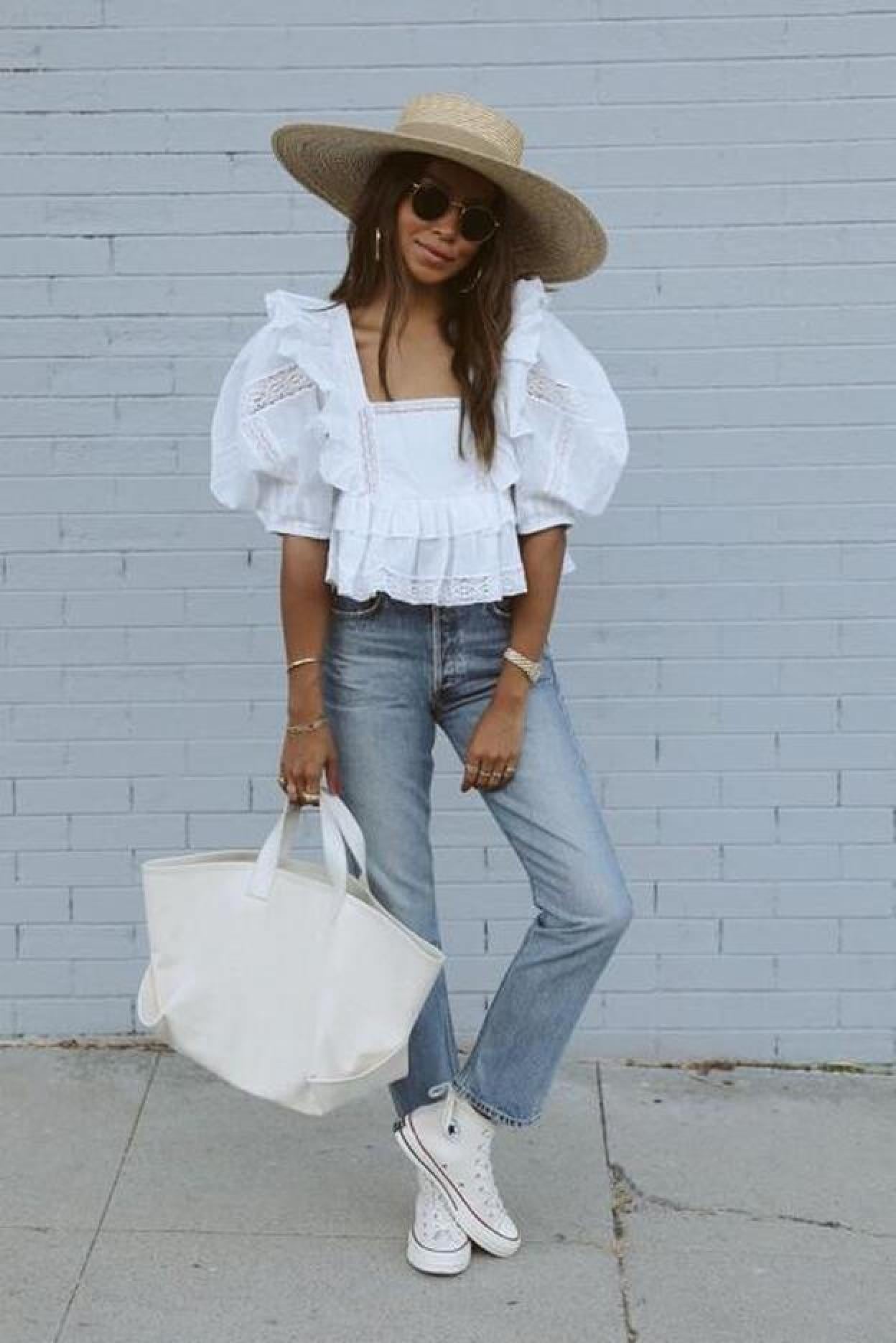 Pincha en la foto para ver las blusas blancas súper románticas de Zara que mejor te quedarán con vaqueros esta primavera