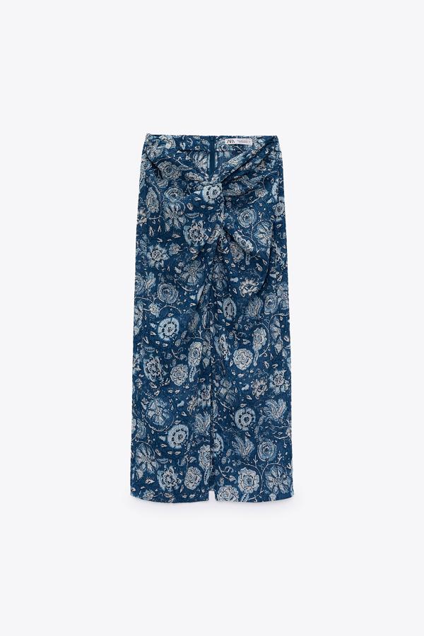 Falda con estampado de flores ne tonos azules de Zara (25,99 euros)