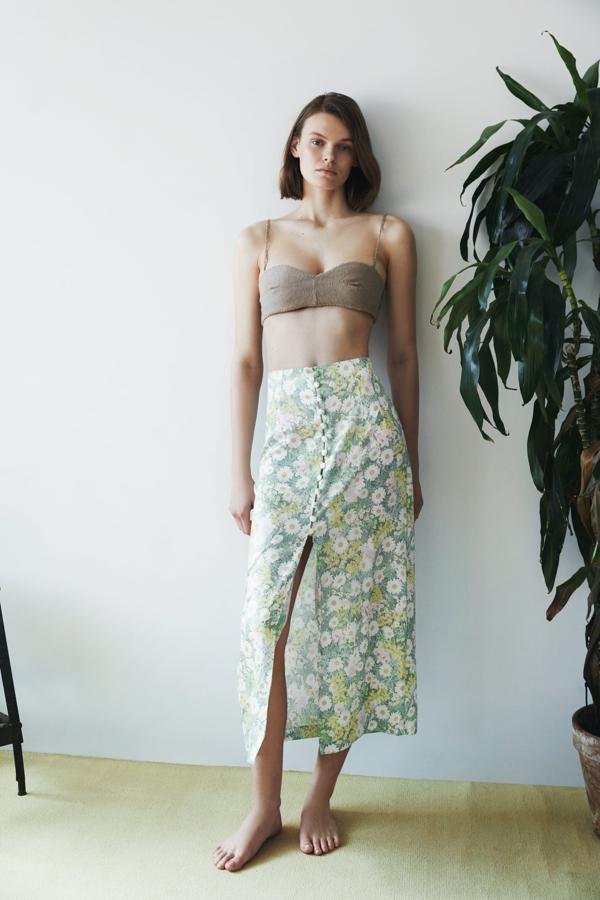 Falda con estampado de flores en tonos verdes de Zara (29,99 euros)