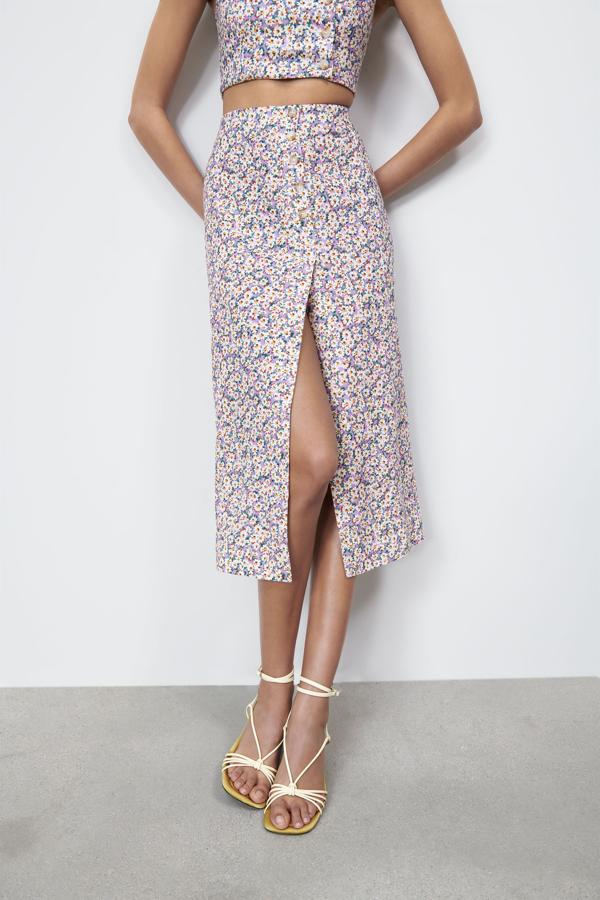 Falda con estampado de flores y botones de Zara (22,99 euros)