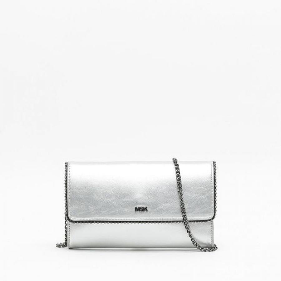 Clutch de fiesta de estructura rígida con cierre de solapa y clip imantado. Bandolera de cadena metálica a juego con las tachuelas en foma de bolitas que rodean la solapa. Rebajado de 19,99 a 6 euros.