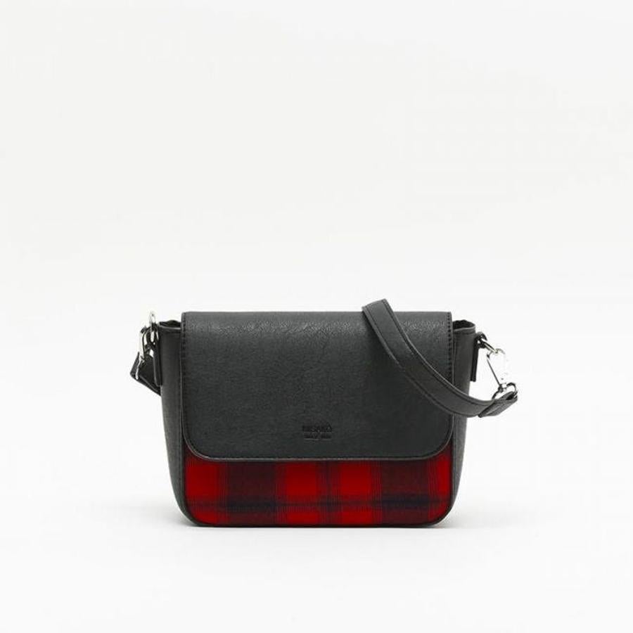 Bolso bandolera de tamaño pequeño con un toque trendy gracias al tejido estampado de cuadros escoceses en rojo. Incluye una cinta bandolera regulable extraíble, por lo que puedes llevarla cruzada como bandolera o sin ella y llevarlo como un bolso de mano. Rebajado de 21,99 a 6,60 euros.