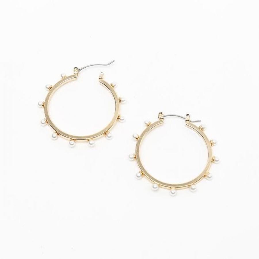 Pendientes de aro en tonos dorados con perlas de imitación enmarcando todo el pendiente. Rebajado de 7,99 a 2,40 euros.