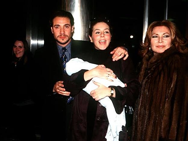 Rocío Carrasco a la salida del hospital tars dar a luz junto a su ex, antonio David Flores y su madre, Rocío Jurado.