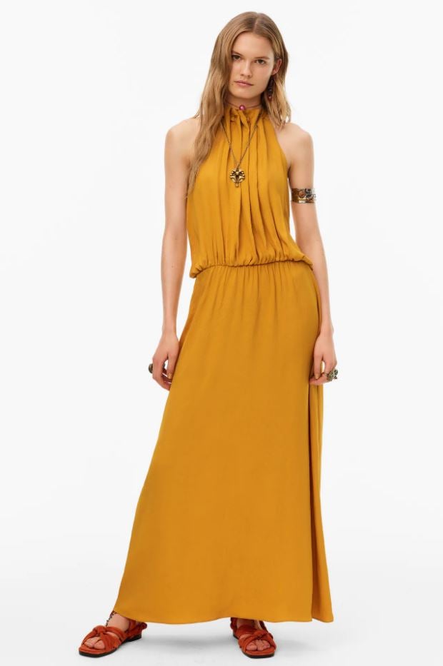 Uno de nuestros vestidos favoritos de esta primavera es este de la nueva colección de Zara, de escote halter y espalda al aire. Cuesta 89.95 euros.