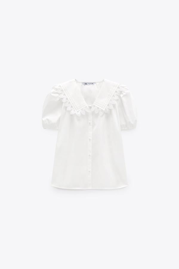 Camisa blanca de manga corta con maxi solapa de Zara (22,99 euros)