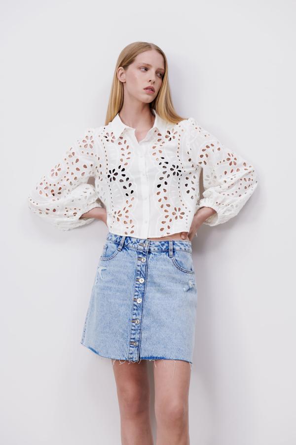 Camisa blanca completamente calada de la nueva colección de Zara (29,99 euros)