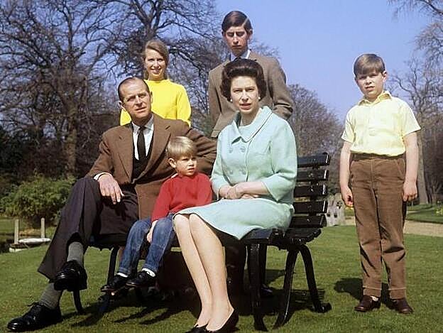 La Reina y el Duque de Edimburgo junto a sus hijos en los jardines de Frogmore House, en el Castillo de Windsor, en 1968.