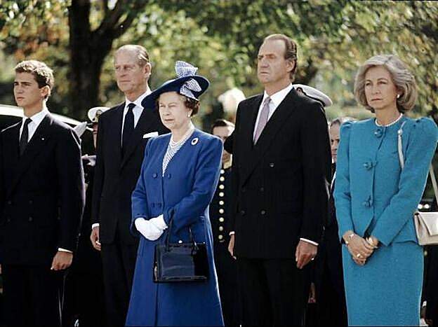 La Reina Isabel II y Felipe de Edimburgo, en una visita a los Reyes de España en 1988.