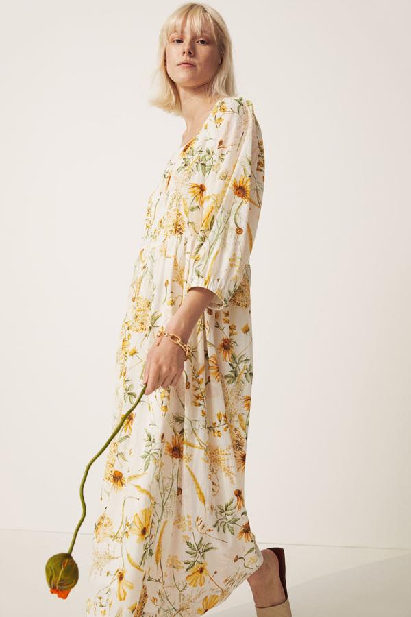 De venta exclusiva en la web de la firma, este maxivestido en tejido arrugado con escote cuadrado y mangas tres cuartos voluminosas con sisas amplias y puños elásticos viene con corte a la cintura con pliegues y falda evasé Podemos encontrarlo entre las tallas XS y XXL por 49,99 euros.