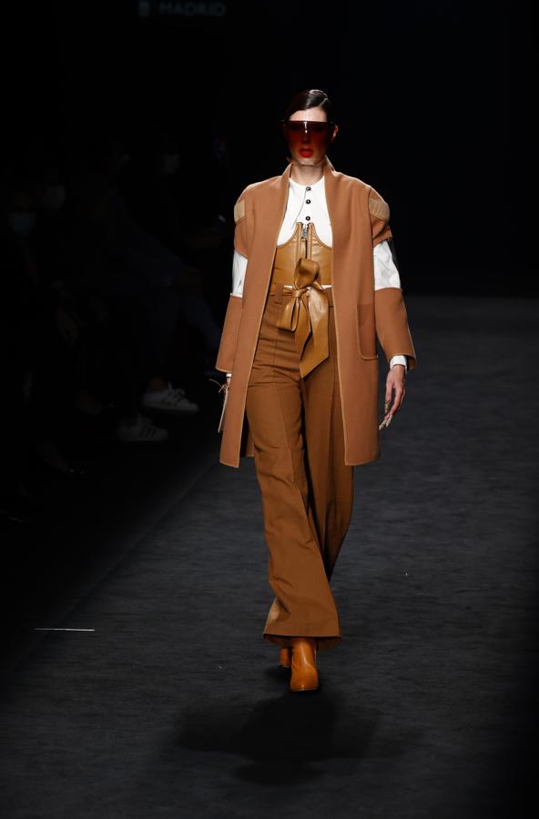 El corse´de efecto piel perfectamente integrado en look para el día a día de Maya Hansen.