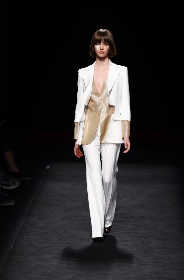 El original traje blanco de Otrura.