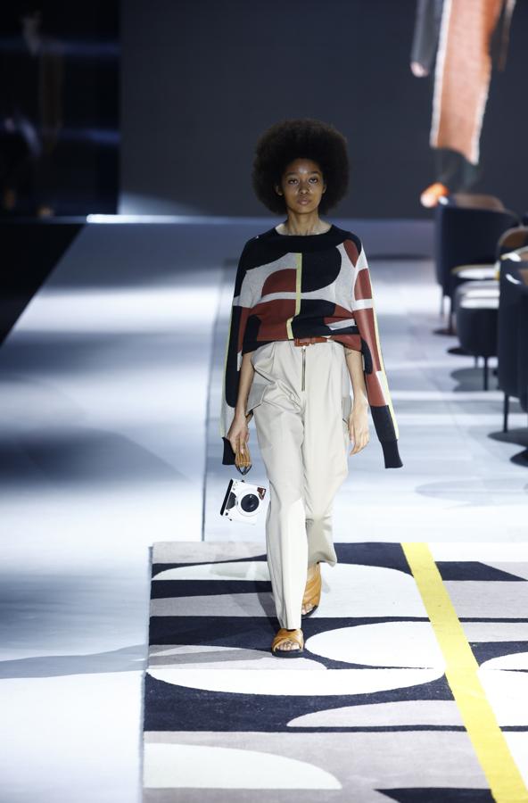 El look con sudadera de estampado geométrico y pantalón cómodo de Pablo Herroz.