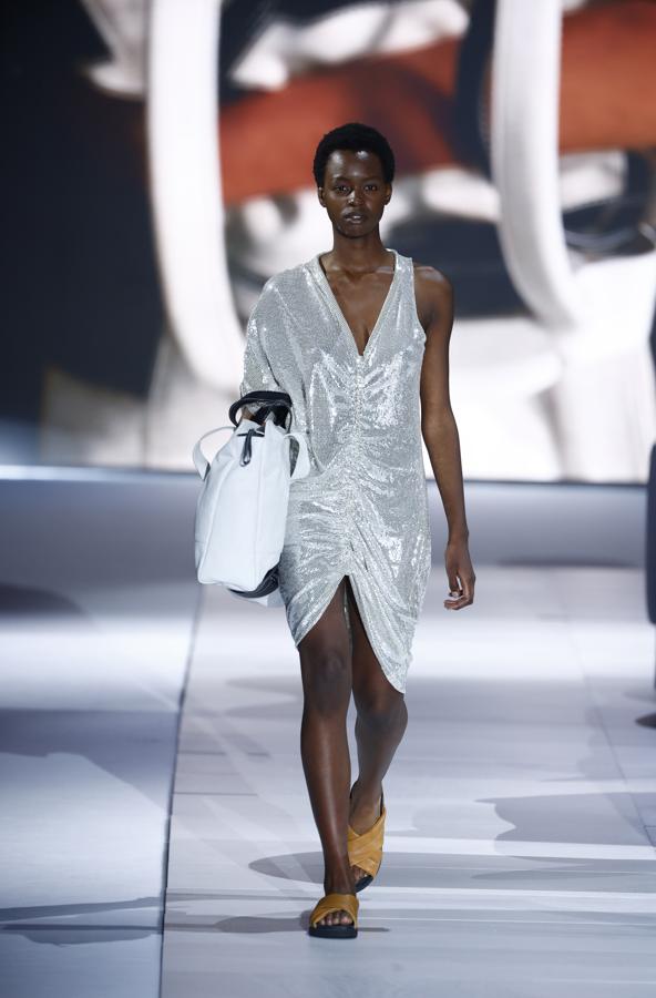 El vestido de lentejuelas y escote asimétrico de Pablo Herroz.