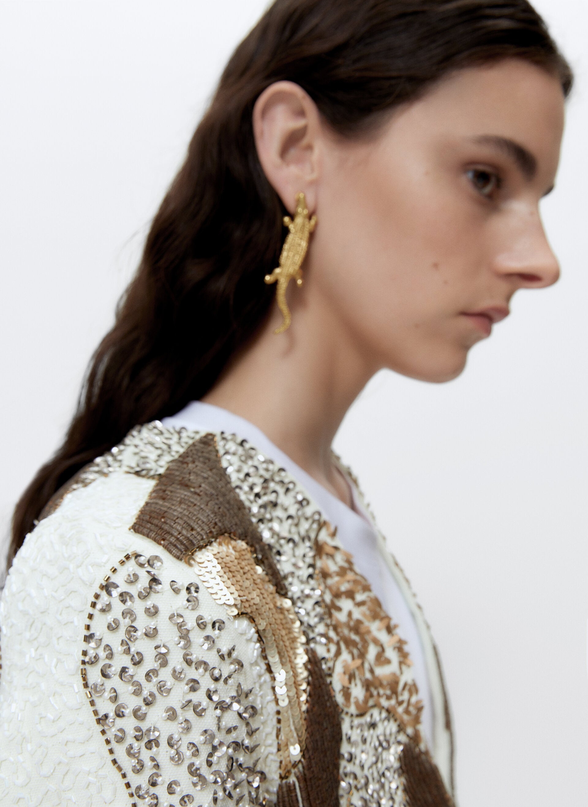 Pendientes diseño de cocodrilo en dorado con cierre de mariposa. (39 euros).