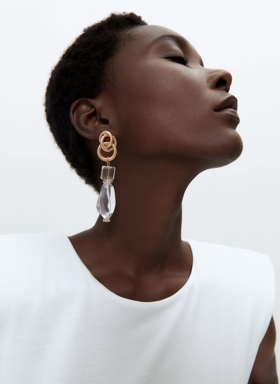 Pendientes de metacrilato, un material tendencia que podrás llevar a juego con tus sandalias de tacón esta temporada. (49 euros).