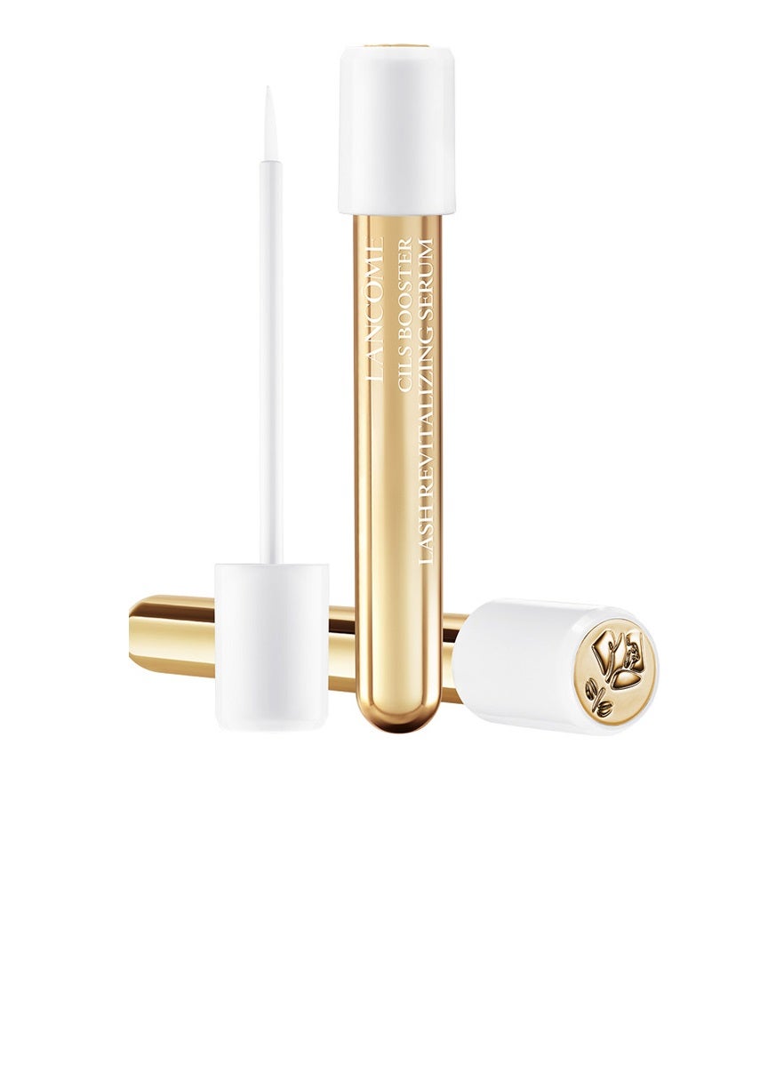 Sérum de pestañas Cils Booster Lash de Lancôme. Rebajado de 49,50 a 24,90 euros. Un tratamiento que gracias a ingredientes como cuatro de los aminoácidos más comunes encontrados en el cabello, ácido hialurónico y cica, se consiguen unas pestañas largas, gruesas y más fuertes.