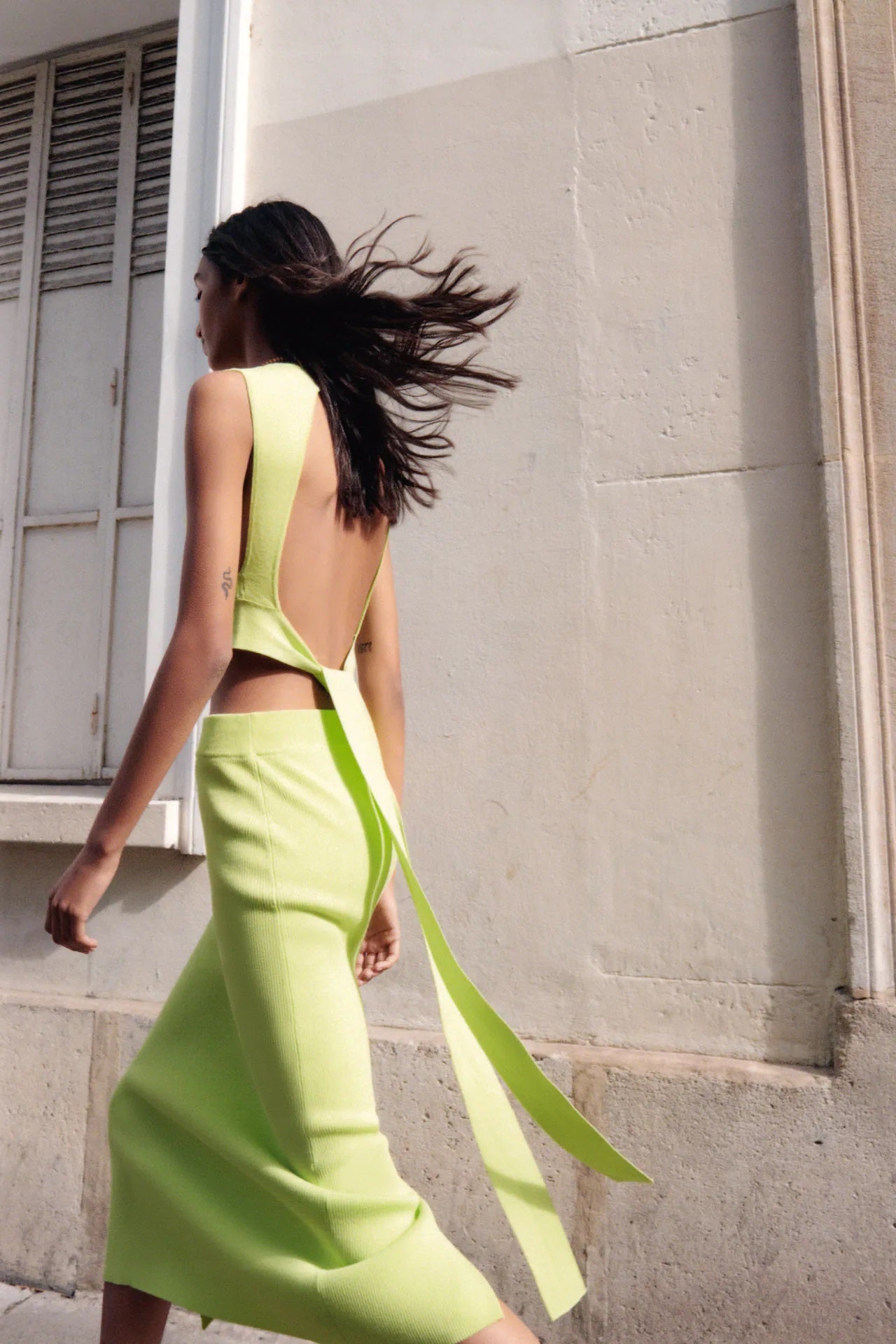 Top de punto en color flúor con escote en la espalda y cierre de lazada ajustable y multiposición. ¡Nuestro favorito para el verano! (17,95 euros).