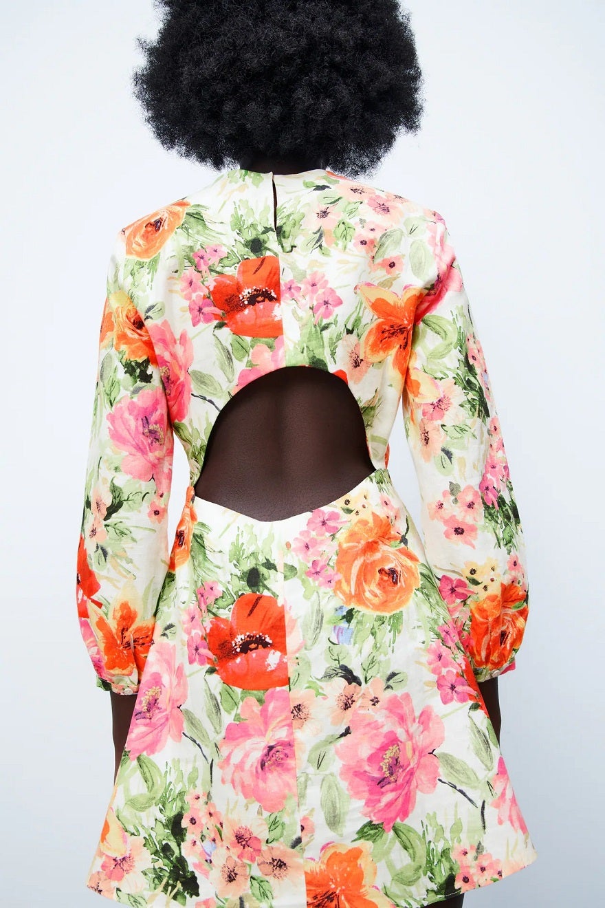 Un escote en la espalda discreto es el de este vestido mini de flores y manga larga de Zara. El toque sexy aún más sutil (29,95 euros).