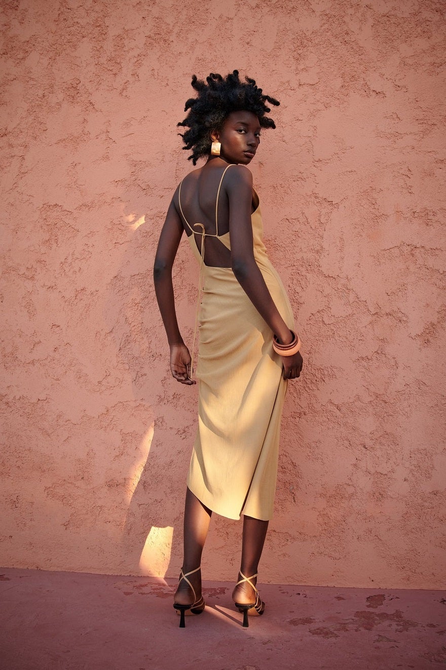 Vestido drapeado con escote en la espalda para combinar con sandalias de tacón cómodo... ¡o con chanclas! (29,95 euros).