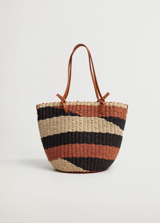 Bolso multicolor confenccionado en rafia de las novedades de Mango (39,99 euros)