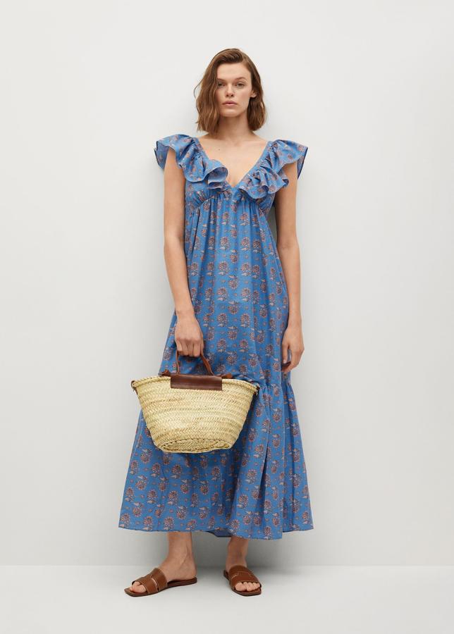 Vestido con largo midi, volantes en los hombros y estampado en tonos azules de Mango (49,99 euros)