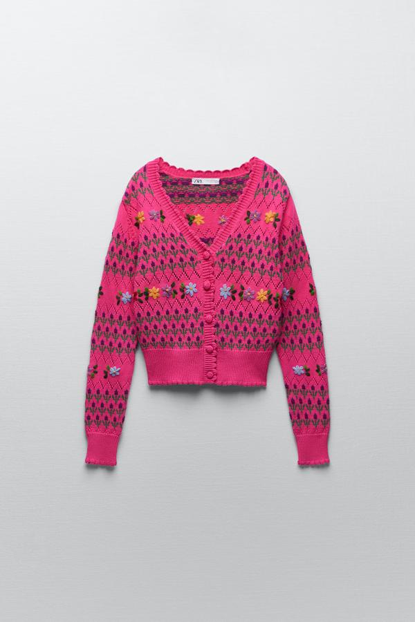 Chaqueta calada con bordados en color rosa de Zara (29,99 euros)