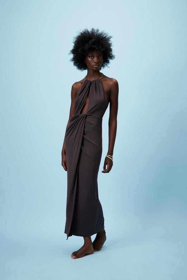 Vestido drapeado con escote halter de Zara (49,99 euros)