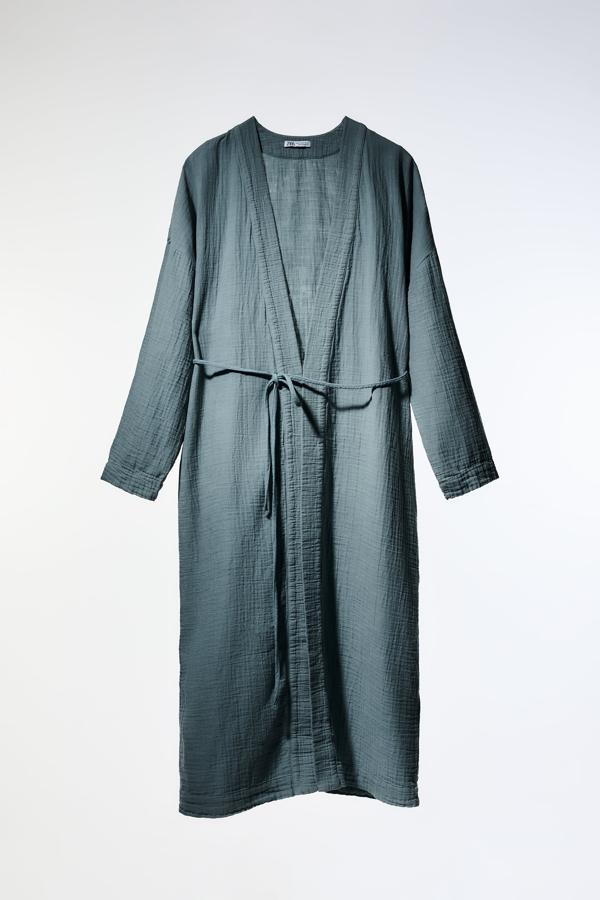 Chaqueta estilo kimono en color azul de Zara (39,99 euros)