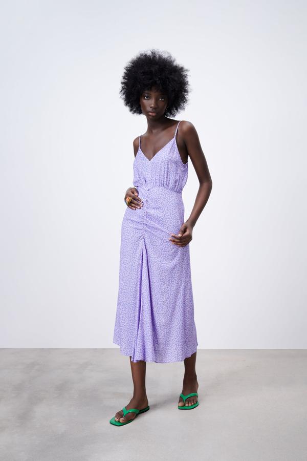 Vestido drapeado en color lila de Zara (29,99 euros)