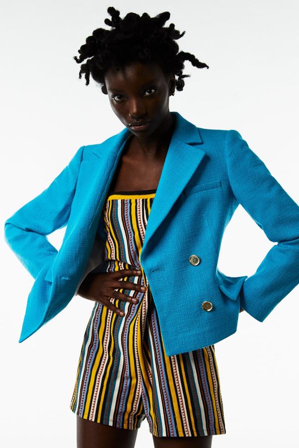 Esta blazer cropped en azul klein de Zara cuesta 49.95 euros.