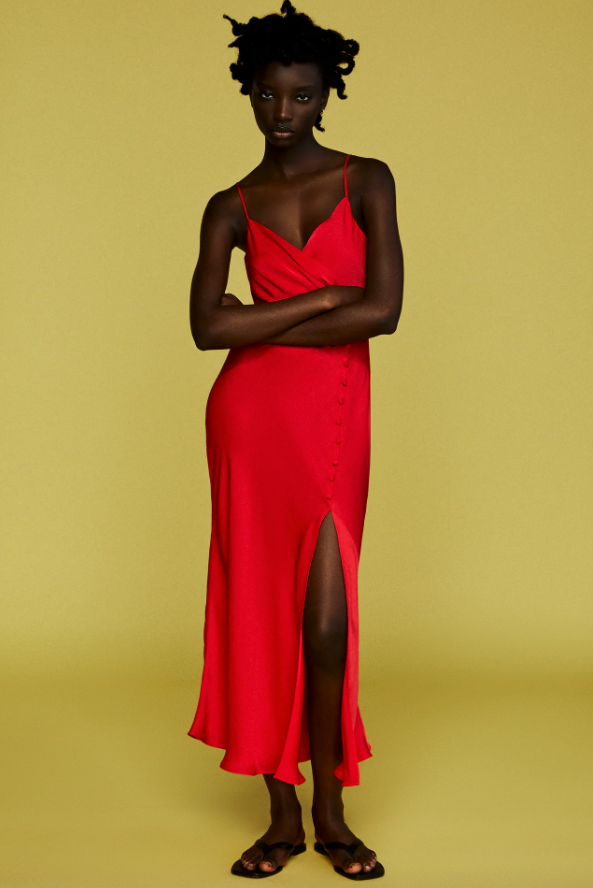 Este sensual vestido lencero rojo cuesta 29.95 euros en Zara.