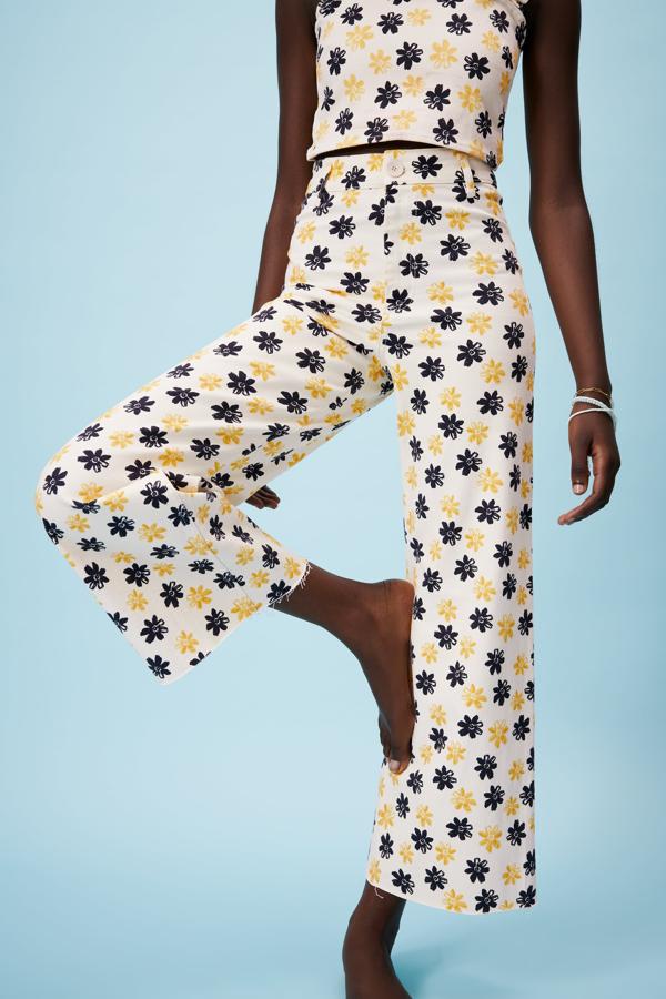 Pantalón estampado con flores de Zara (29,99 euros)