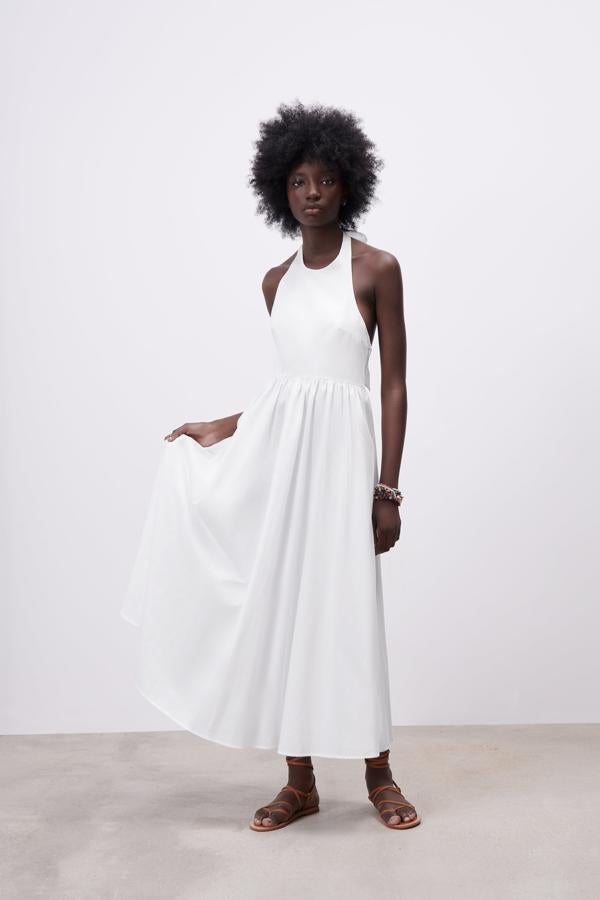 Vestido blanco con escote halter de Zara (29,99 euros)