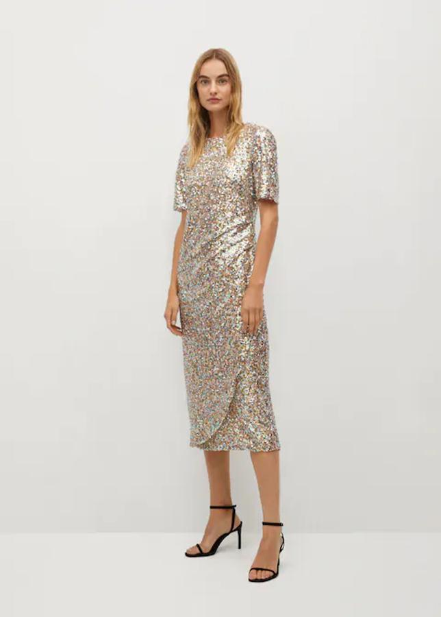 Vestido midi bordado con lentejuelas. De diseño recto, cuello redondo, manga corta y detalle de abertura en la parte porterior. Precio actual: 79,99 euros.