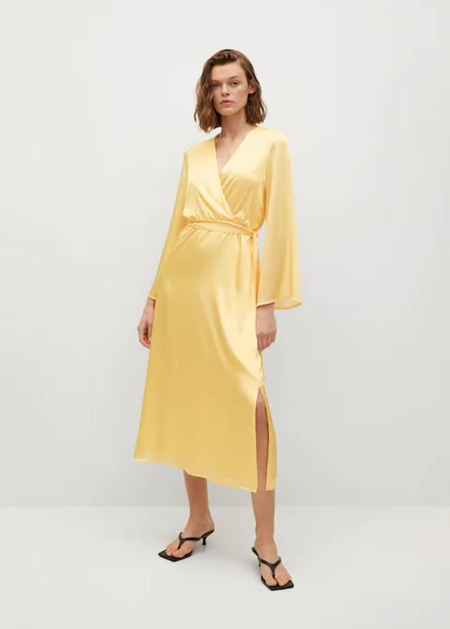 Vestido de la Ramadan collection. De tejido fluido y satinado y diseño midi y recto, escote de pico cruzado y manga larga acampanada. Precio actual: 59,99 euros.