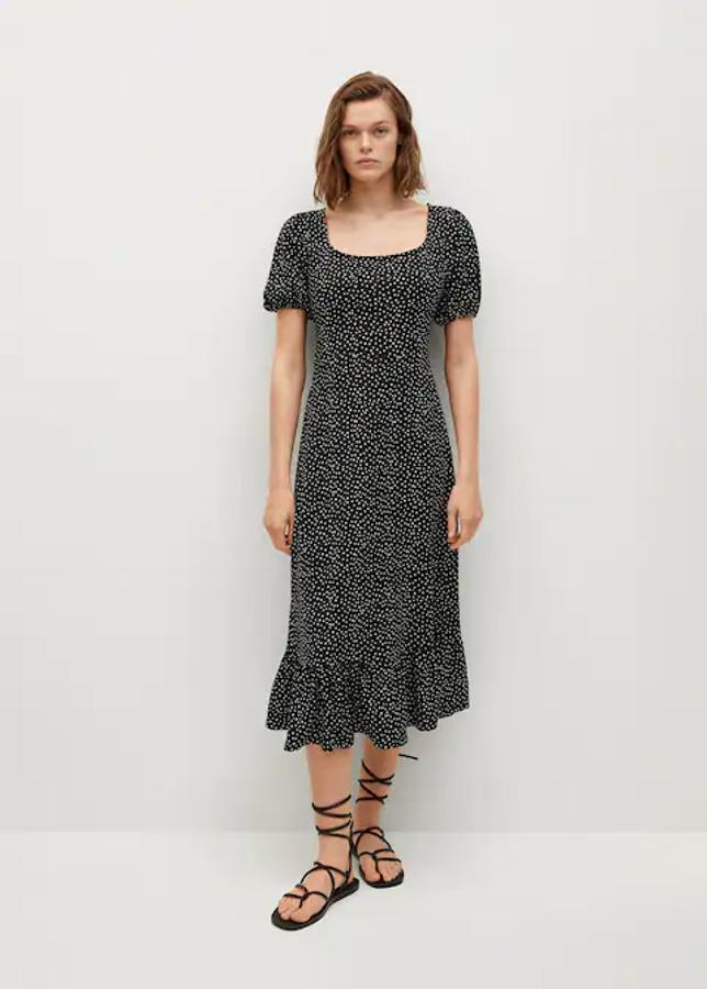 Vestido de la colección Committed. Con tejido fluido y diseño midi y acampanado. Estampado de lunares, cuello redondo y manga corta. Precio actual: 29,99 euros.