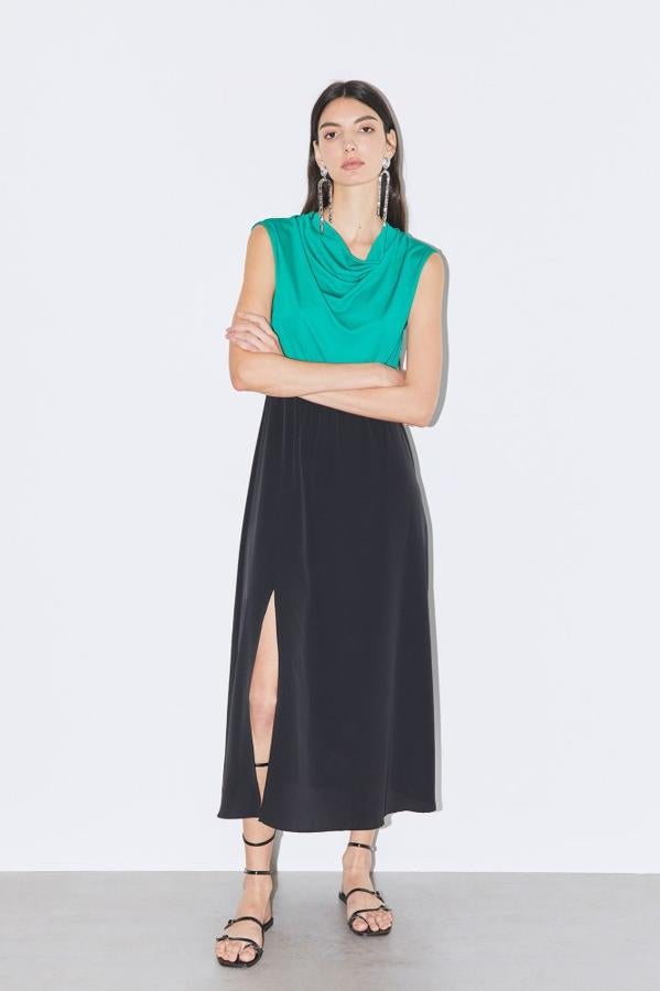 Vestido largo bicolor con escote drapeado y abertura en el lateral. Precio actual: 25,99 euros.