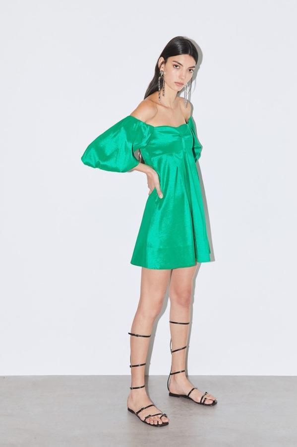 Vestido verde mini satinado con mangas con volumen y escote barco. Precio actual: 39,99 euros.