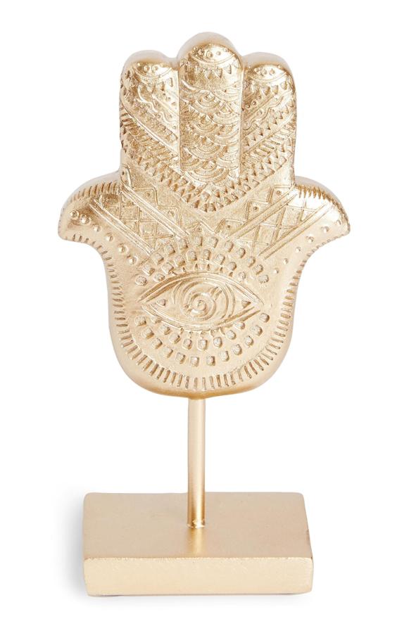 En color dorado y con pie, este adorno en forma de Jamsa tiene un precio de 3 euros.