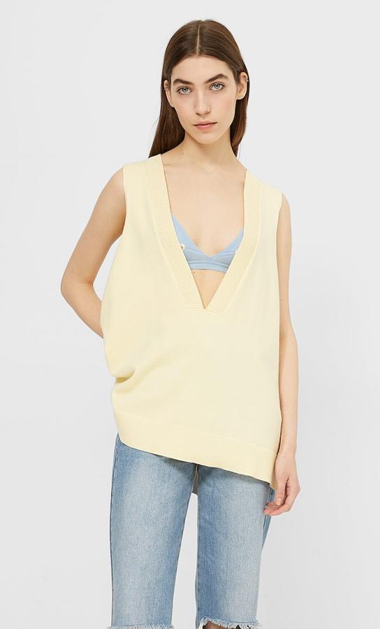 Disponible en varios colores, este chaleco oversize con cuello de pico es de Stradivarius y tiene un precio de 19,99 euros.
