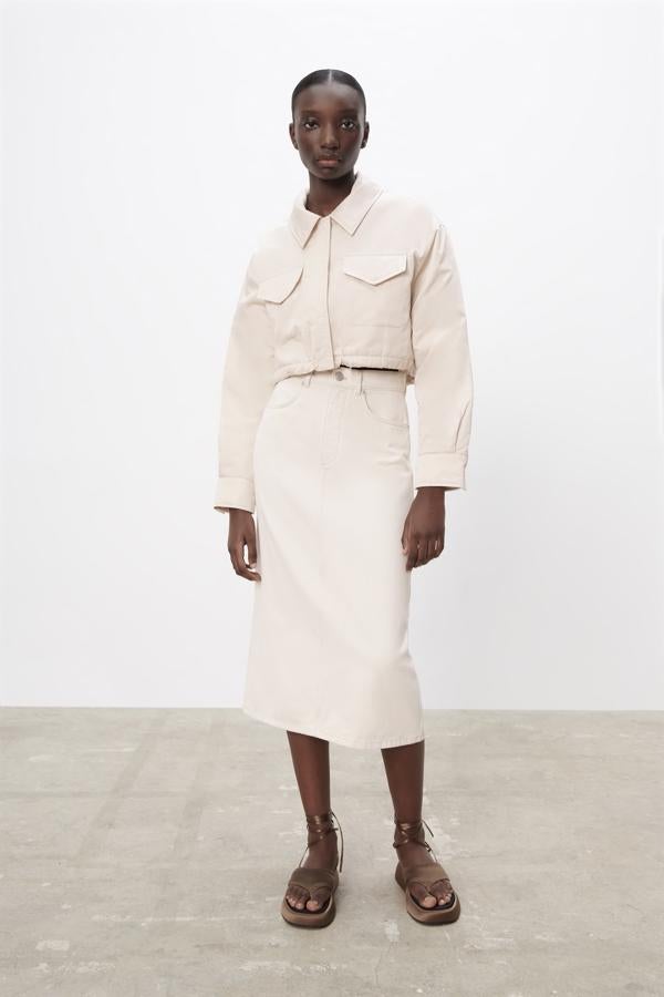 Falda vaquera blanca midi tipo tubo, de Zara (25,95 €).