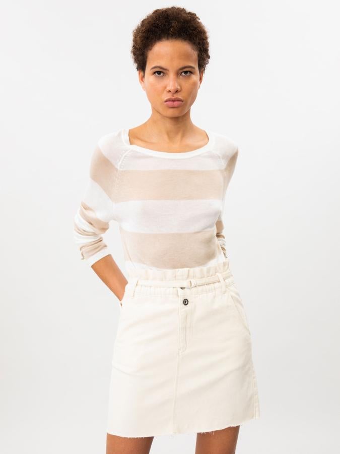 Disponible en color crudo o azul, esta falda vaquera de tiro alto y cinturilla elástica cuenta con un cinturón fino y tiene un precio de 14,99 euros.