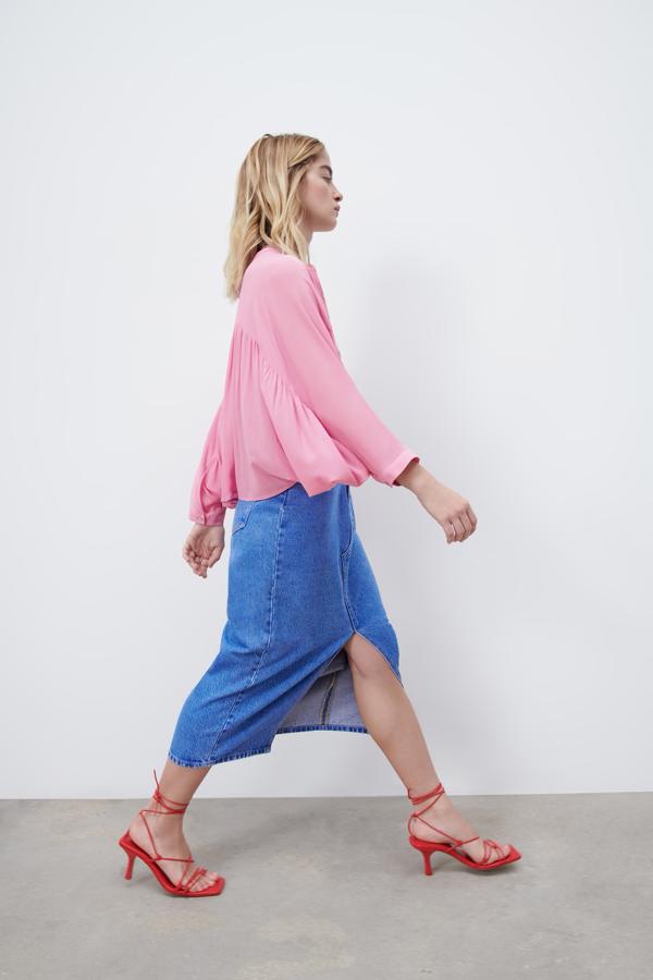 Falda vaquera midi con apertura, de Zara (25,95 €).