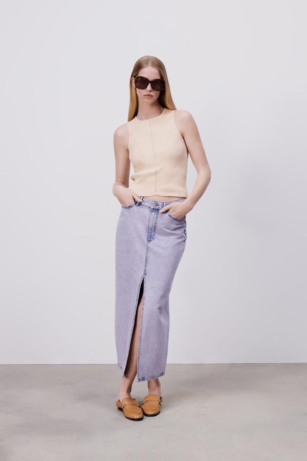 Falda vaquera midi con apertura y efecto desgastado, de Zara (25,95 €).