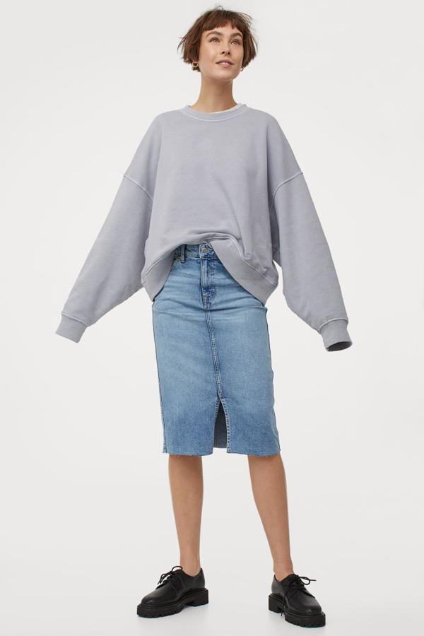 Falda tubo vaquera con apertura en el bajo, de H&M (29,99 €).