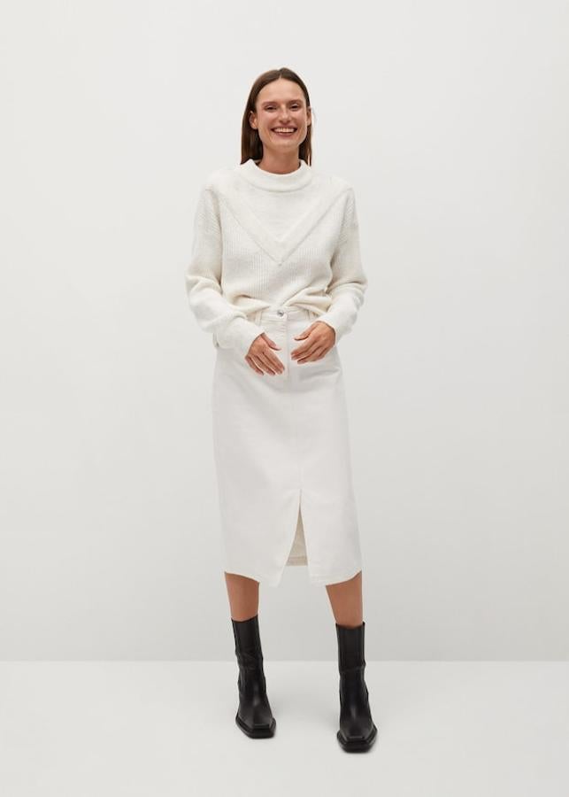 Falda vaquera midi con abertura frontal, de Mango (29,99 €).