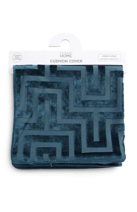 En color azul, esta funda de cojín con estampado de grecas y medidas de 45x45 centímetros tiene un precio de 6 euros.